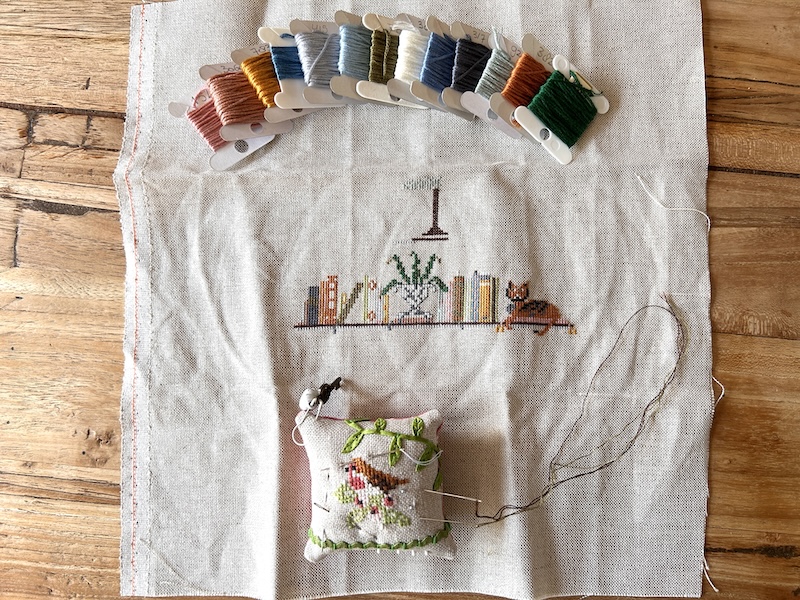 In the library – Mojo Stitches: geborduurde boeken en nog meer boeken-belevenissen